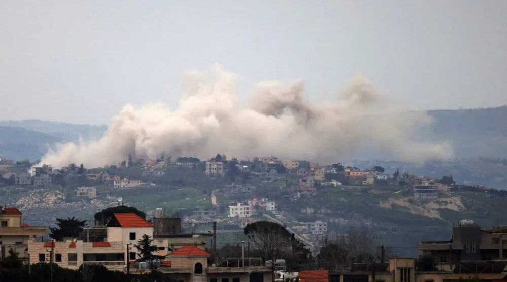 دخان يتصاعد من الانفجارات خلال العمليات العسكرية الإسرائيلية بقرية الطيبة جنوب لبنان 1 أبريل 2026 (أ.ف.ب)