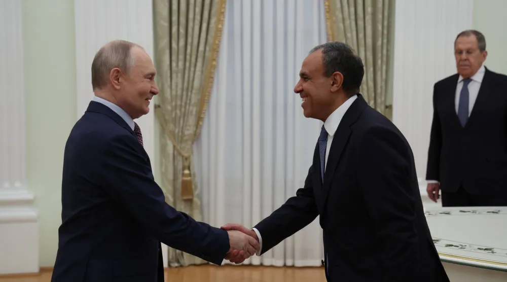 فلاديمير بوتين يصافح بدر عبد العاطي الخميس (الخارجية المصرية)

