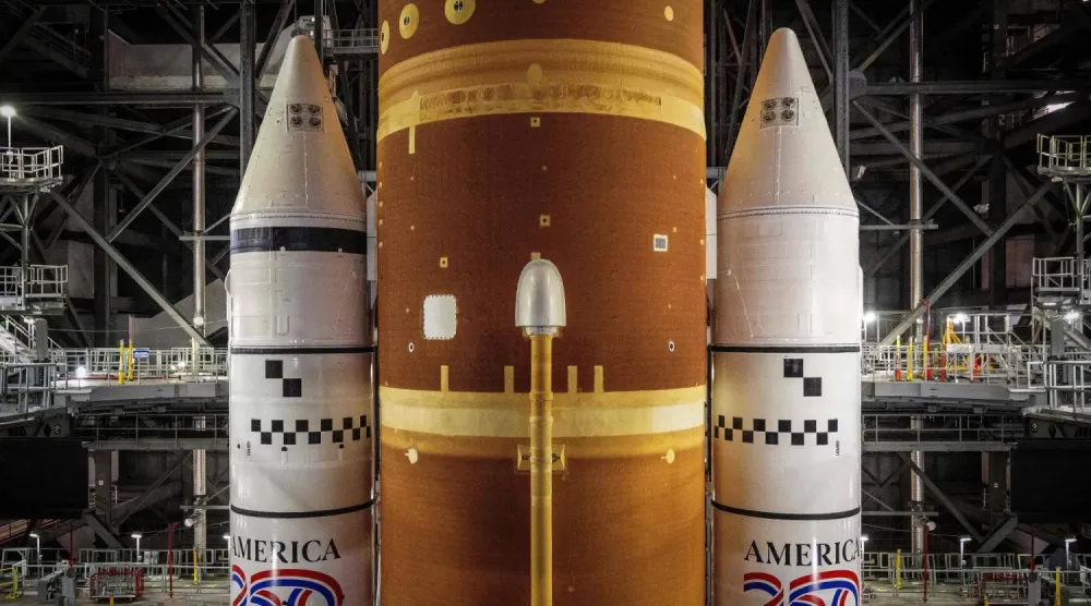 NASA’nın Kennedy Uzay Merkezi’nde bulunan devasa Artemis (SLS) roketi (AFP)