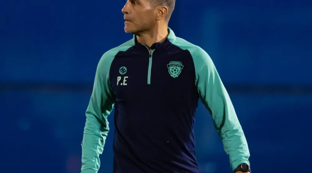 بيدرو إيمانويل خلال قيادته تدريبات الفيحاء الأخيرة (موقع النادي)