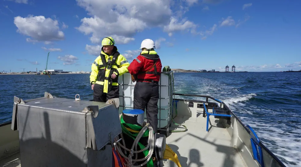 قارب لعلماء آثار يبحر عبر ميناء كوبنهاغن في31 مارس 2026 (أ.ب)