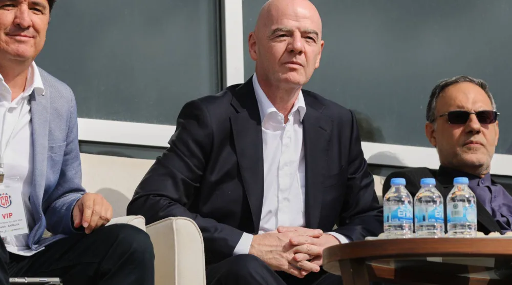 إنفانتينو يتابع مجريات المباراة الودية التي خاضتها إيران أمام كوستاريكا في أنطاليا التركية (أ.ب)