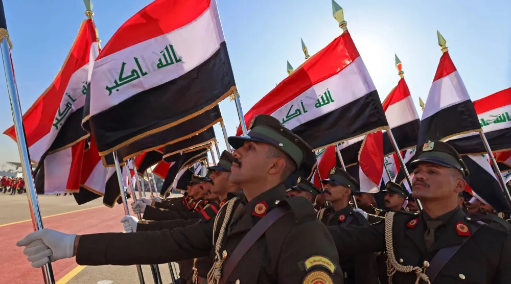 ضباط الجيش العراقي حديثو التخرج يشاركون في عرض عسكري خلال احتفالات يوم الجيش في الكلية العسكرية ببغداد 6 يناير 2026 (أ.ف.ب)