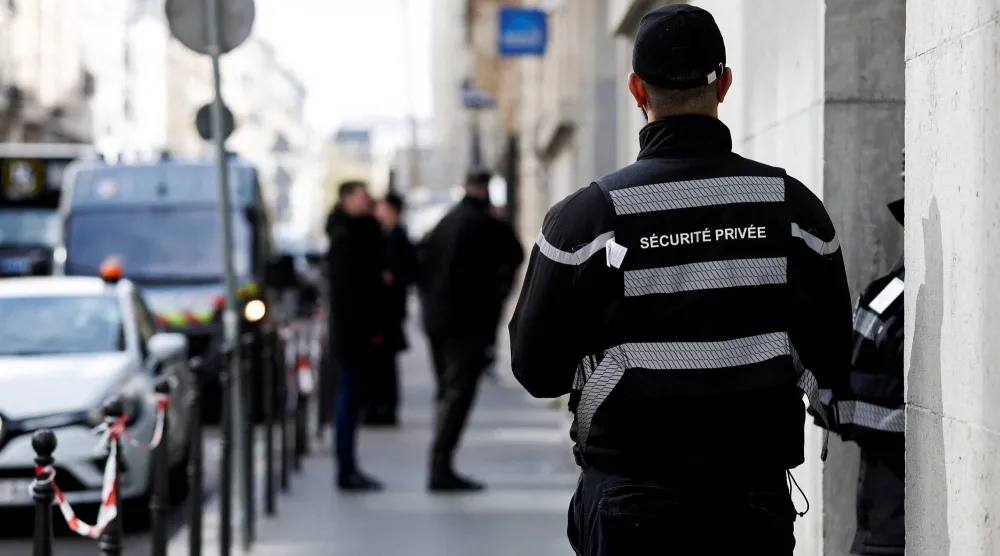 حارس أمن خارج فرع لـ «بنك أوف أميركا» في باريس (رويترز)