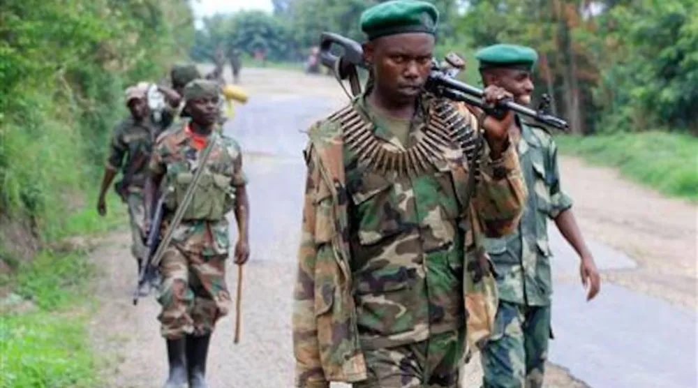 متمردون كونغوليون يحملون أسلحتهم في أثناء قيامهم بدورية بالقرب من روشورو في جمهورية الكونغو الديمقراطية (رويترز - أرشيفية)