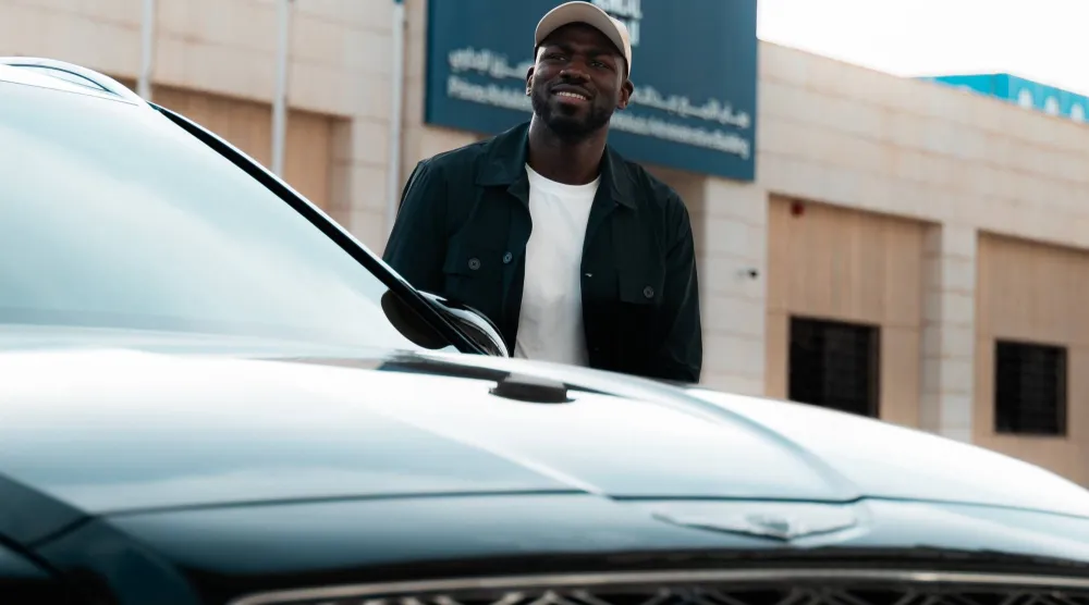 كوليبالي أثناء وصوله لمقر نادي الهلال (موقع النادي)