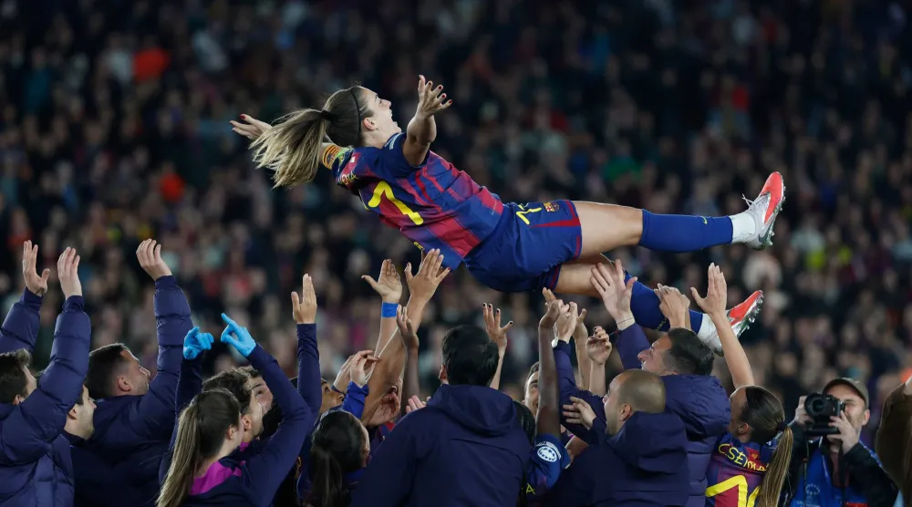 لاعبات برشلونة يرفعن زميلتهن أليكسيا بوتياس احتفالات بمباراتها رقم 500 (أ.ب)