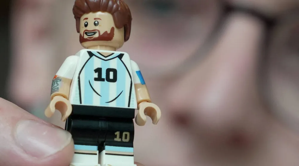 مجسم لعبة ليغو للأرجنتيني ميسي خلال معرض في الدنمارك (رويترز)