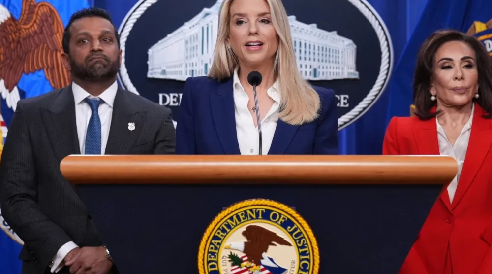 وزيرة العدل الأميركية المقالة بام بوندي برفقة مدير مكتب التحقيقات الفيدرالي كاش باتيل وجانين بيرو المدعية العامة لمنطقة كولومبيا (أ.ب)