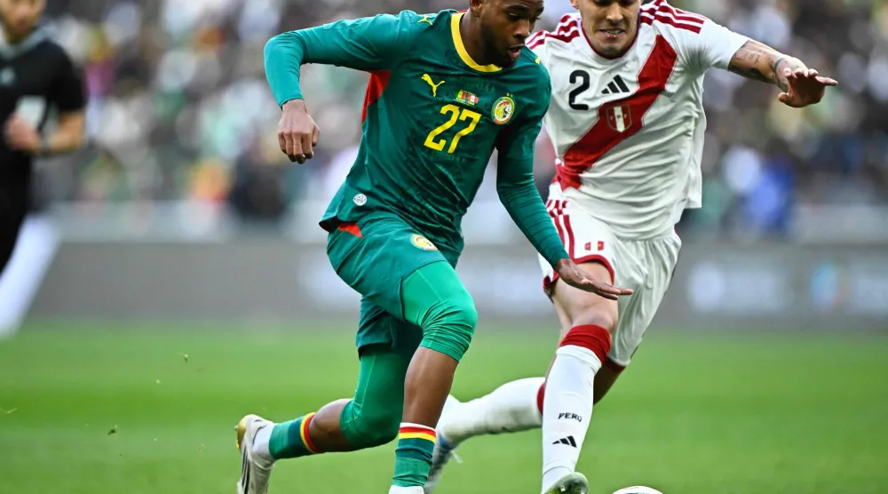 مباي خلال مشاركته في ودية السنغال أمام البيرو (أ.ف.ب)