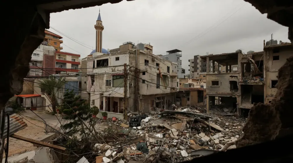 İsrail'in Lübnan'ın güneyinde düzenlediği hava saldırısının ardından yıkılan bir binanın kalıntıları (Reuters)