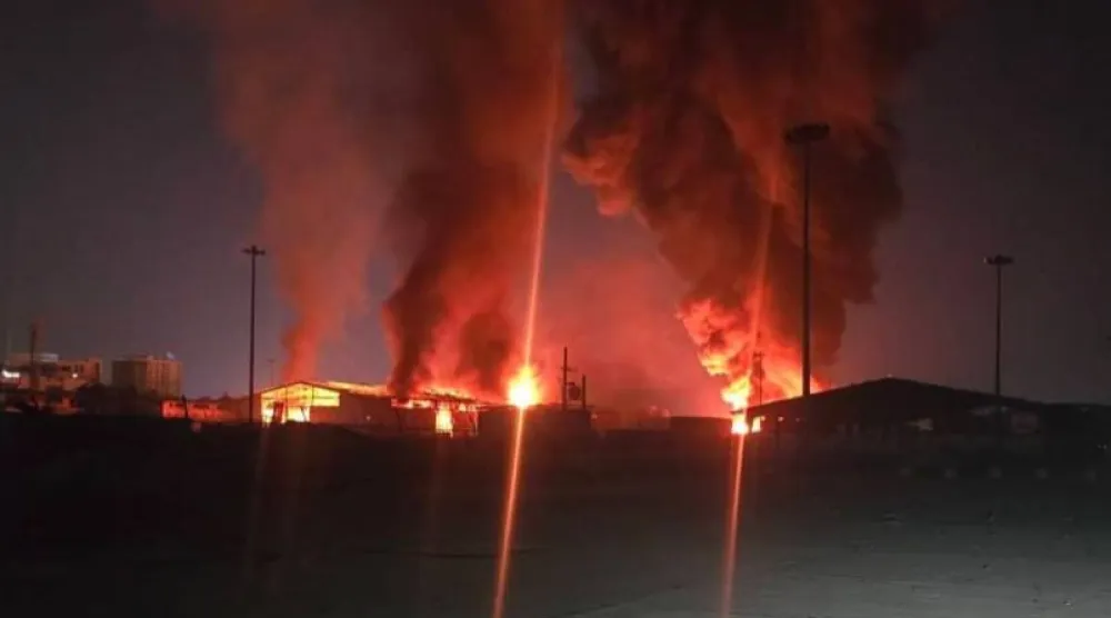 نيران ودخان يتصاعد من رصيف بجزيرة قشم صباح الخميس (شبكات التواصل)