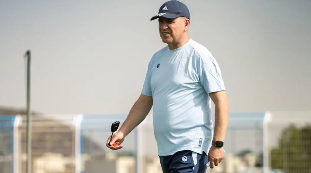 فتحي الجبال خلال إشرافه على تدريبات الأخدود (موقع النادي)