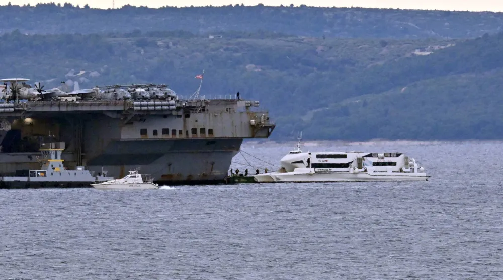 حاملة الطائرات الأميركية «جيرالد فورد» قبالة سواحل سبليت في كرواتيا (أ.ف.ب)