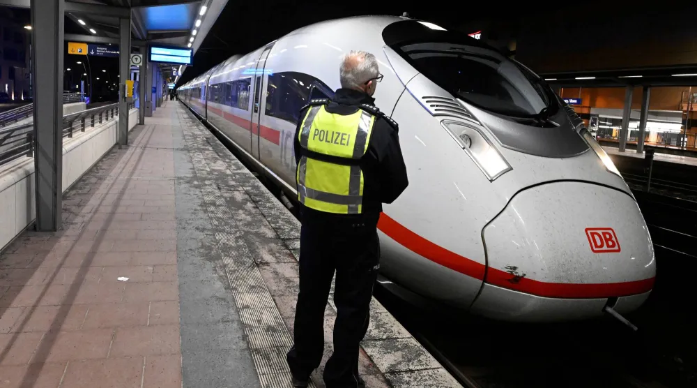 شرطي على رصيف محطة قطار في سيغبورغ بعد إلقاء القبض على رجل بتهمة التهديد بالهجوم على قطار سريع (ا.ب)