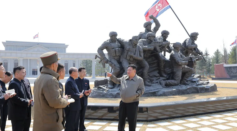 الزعيم الكوري الشمالي كيم جونغ أون يزور متحف المآثر القتالية التذكاري في بيونغ يانغ (رويترز)