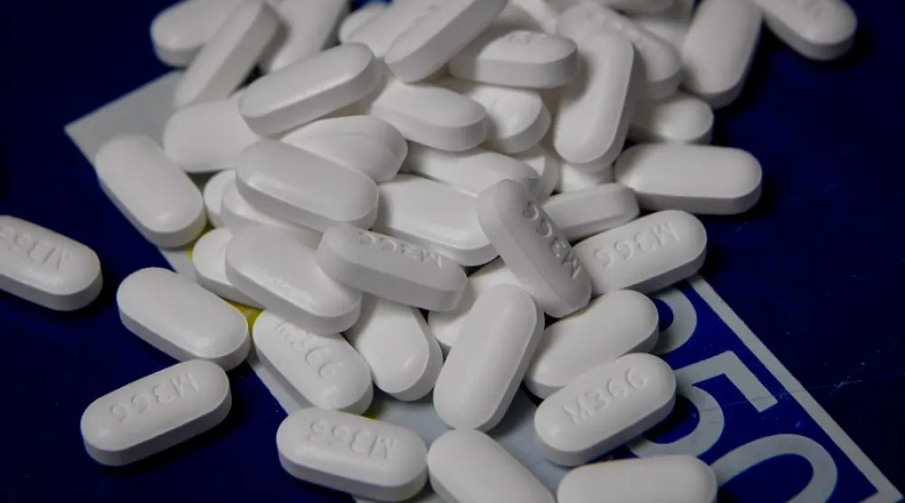 القرطوم يُباع بأشكال مختلفة بما في ذلك المساحيق والأقراص والعلكات ومشروبات الطاقة (رويترز)