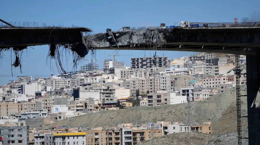 جسر تعرض لغارات جوية أميركية يوم الخميس في كرج بغرب طهران (أ.ب)