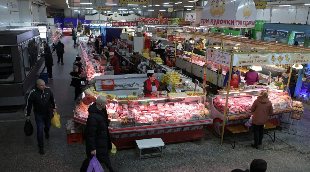 سوق للمواد الغذائية في سانت بطرسبرغ (رويترز)