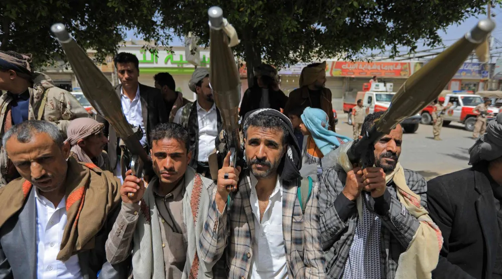 هجمات الحوثيين أدت إلى توقف تصدير النفط من موانئ حضرموت وشبوة (أ.ف.ب)