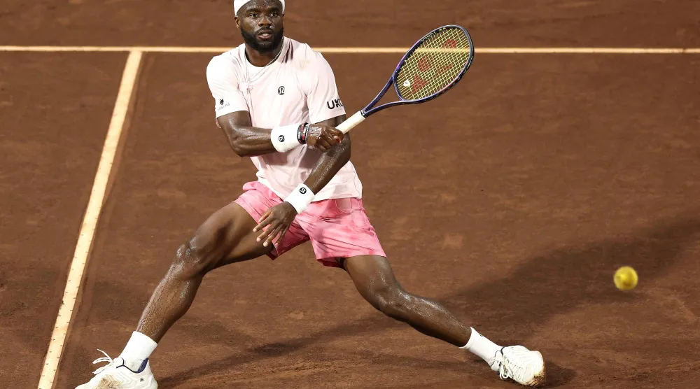 الأميركي فرانسيس تيافو المصنف الثاني في «هيوستن» إلى ربع النهائي (أ.ف.ب)