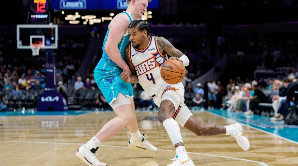 كون كنوبل لاعب شارلوت الصاعد (يسار) يتصدى للاعب فينيكس جالين غرين (أ.ف.ب)