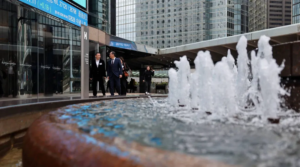 مقر البورصة في جزيرة هونغ كونغ الصينية (رويترز)