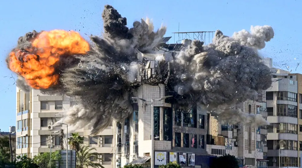 يتصاعد الدخان والنيران من مبنى استُهدف بغارة جوية إسرائيلية على أطراف الضاحية الجنوبية لبيروت وبالقرب من السفارة الإيرانية (د.ب.أ)