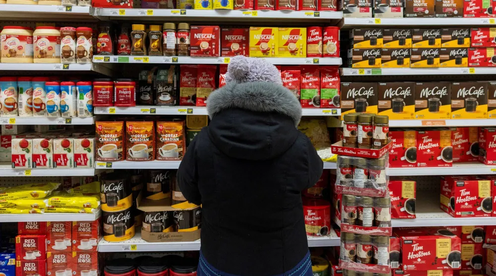 رجل في سوبر ماركت بمدينة كامبريدج باي في كندا (رويترز)