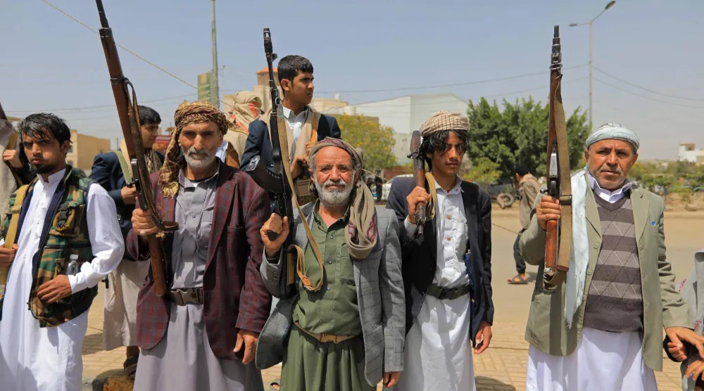 مسلحون حوثيون خلال مظاهرة في صنعاء دعا إليها زعيمهم (أ.ف.ب)