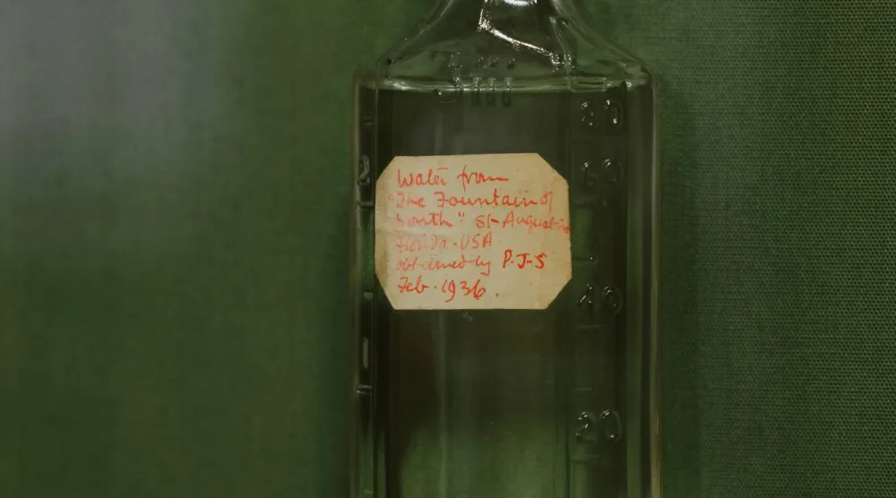 ماء من «ينبوع الشباب» معروض في معرض «بلوغ سن الرشد» في متحف «ويلكوم كوليكشن» بلندن (جوانا يي - نيويورك تايمز)