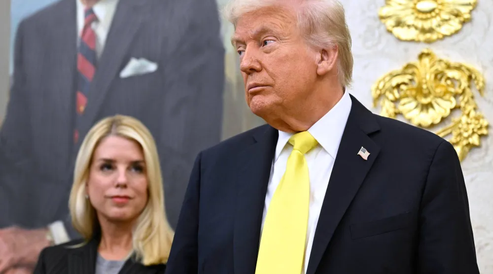 الرئيس دونالد ترمب والمدعية العامة بام بوندي خلال فعالية في المكتب البيضاوي بالبيت الأبيض يوم 15 أكتوبر2025 في واشنطن (أ.ب)