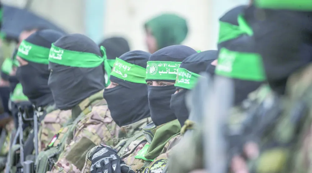 مسلّحون من «كتائب عز الدين القسام» التابعة لحركة «حماس» في مخيم النصيرات للاجئين وسط غزة - فبراير 2025 (إ.ب.أ)