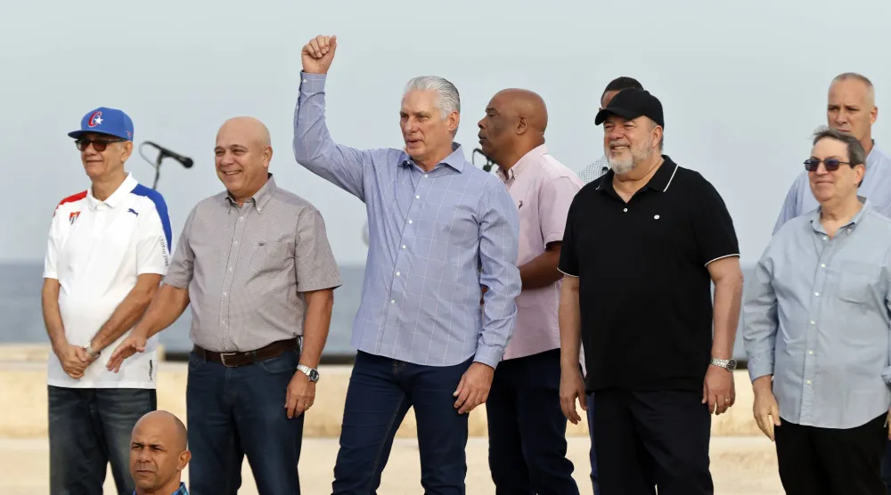 الرئيس الكوبي ميغيل دياز كانيل في نشاط سبق «مسيرة الشباب المناهضة للإمبريالية على عجلات» في هافانا - كوبا (إ.ب.أ)