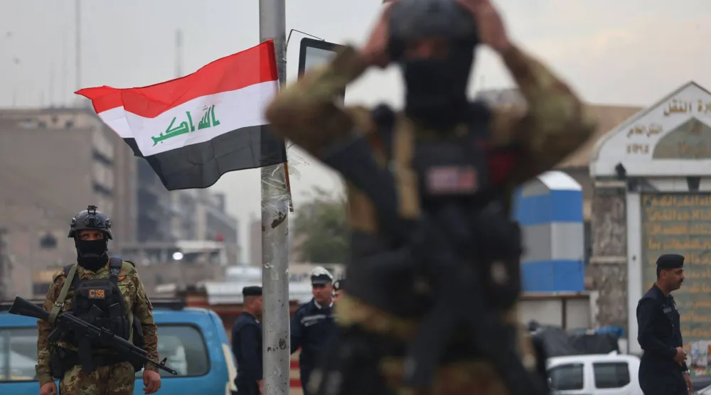 أفراد من «الحشد الشعبي» يقفون للحراسة خلال مظاهرة مؤيدة لإيران في ساحة التحرير ببغداد بتاريخ 2 أبريل 2026 (أ.ف.ب)