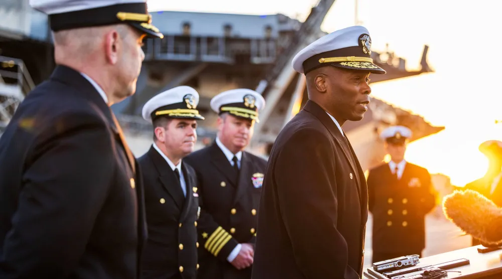 الأدميرال أليكس والكر يتحدث قبل مغادرة حاملة الطائرات «يو إس إس جورج إتش دبليو بوش» إلى الشرق الأوسط 31 مارس 2026 (أ.ب)