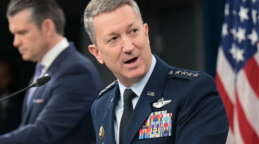 رئيس هيئة الأركان المشتركة الجنرال دان كين يتحدث خلال مؤتمر صحافي في البنتاغون (أ.ف.ب)