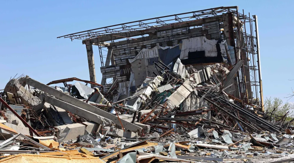 صورة لمبنى متضرر بشدة عقب قصف استهدف مجمع آزادي الرياضي في طهران (أ.ف.ب)