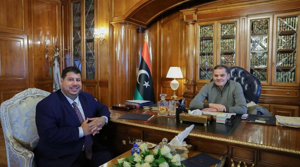 الدبيبة مجتمعاً برئيس إدارة المؤسسة الوطنية للنفط مسعود سليمان في 25 ديسمبر الماضي (مكتب الدبيبة)