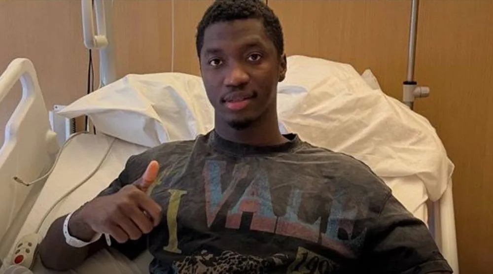 دومبيا على السرير الأبيض بعد خضوعه للجراحة (نادي الاتحاد)