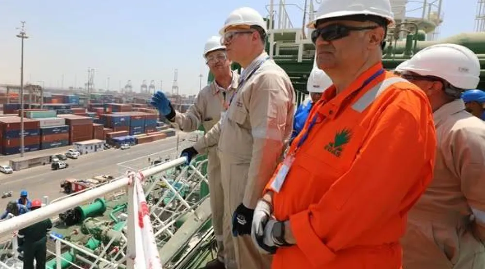 وزير البترول المصري كريم بدوي في أثناء متابعته تجهيز إحدى سفن التغييز (وزارة البترول المصرية)