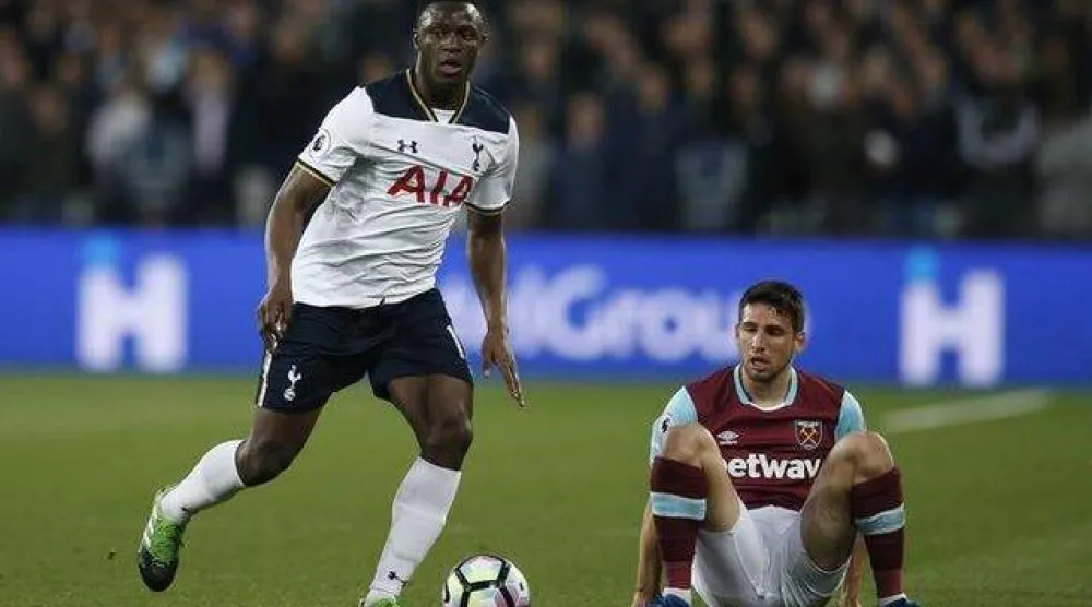 الكيني فيكتور وانياما لاعب خط وسط توتنهام الإنجليزي السابق (رويترز)