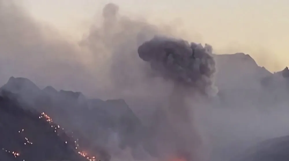 تصاعد أعمدة كثيفة من الدخان عقب غارات على أصفهان بوسط إيران (أ.ف.ب)