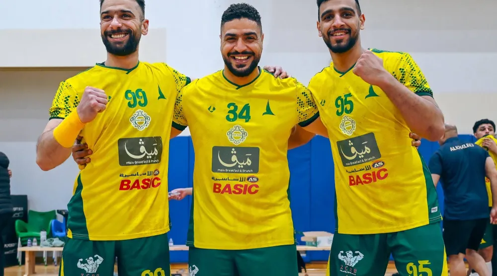 لاعبو الخليج يحتفلون باللقب (موقع النادي)