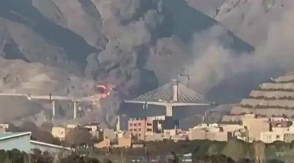 صوورة مأخوذة من شريط فيديو لقصف جسر كرج غرب طهران (أ.ف.ب)