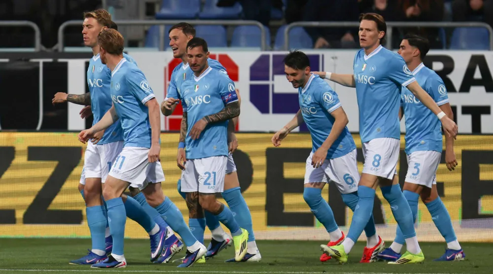 لقب الدوري الإيطالي بدأ يداعب نابولي بعدما خرج منتصراً في مبارياته الأربع الأخيرة (إ.ب.أ)