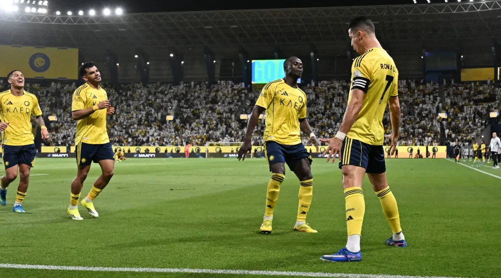 رونالدو محتفلاً بهدفه الشخصي الأول في المباراة (رويترز)