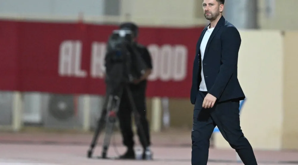 دينيس باكينغهام مدرب فريق الخلود (تصوير: بشير صالح)