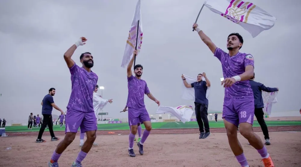 لاعبو الصقر يحتفلون بالإنجاز الكبير (نادي الصقر)