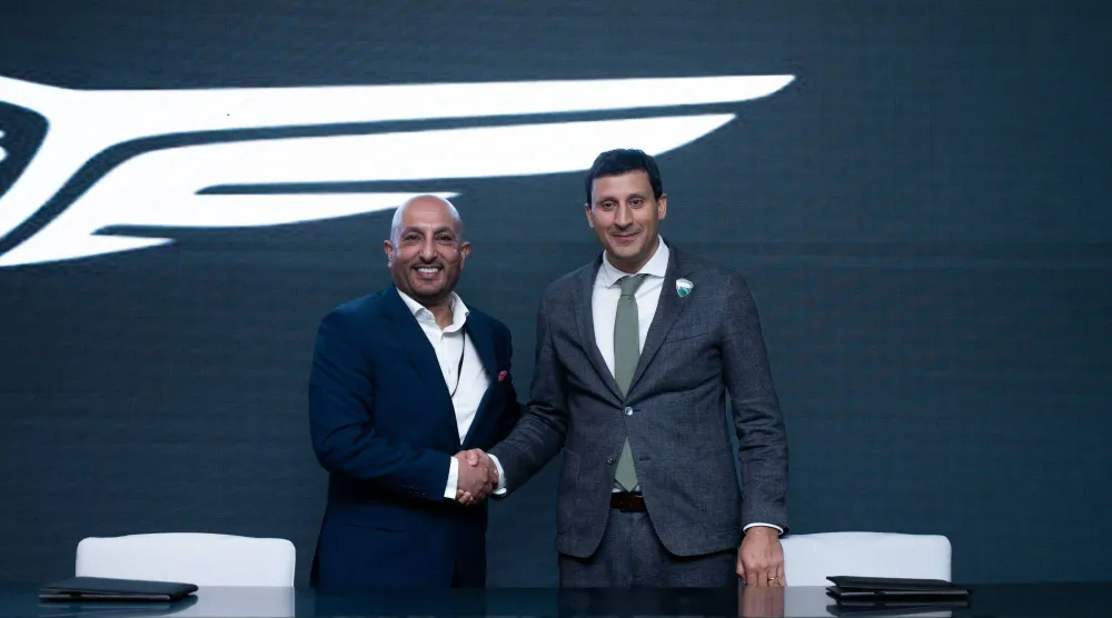 الرئيس التنفيذي للأهلي خلال توقيع عقد الشراكة الأخير مع جينيسس (موقع النادي)